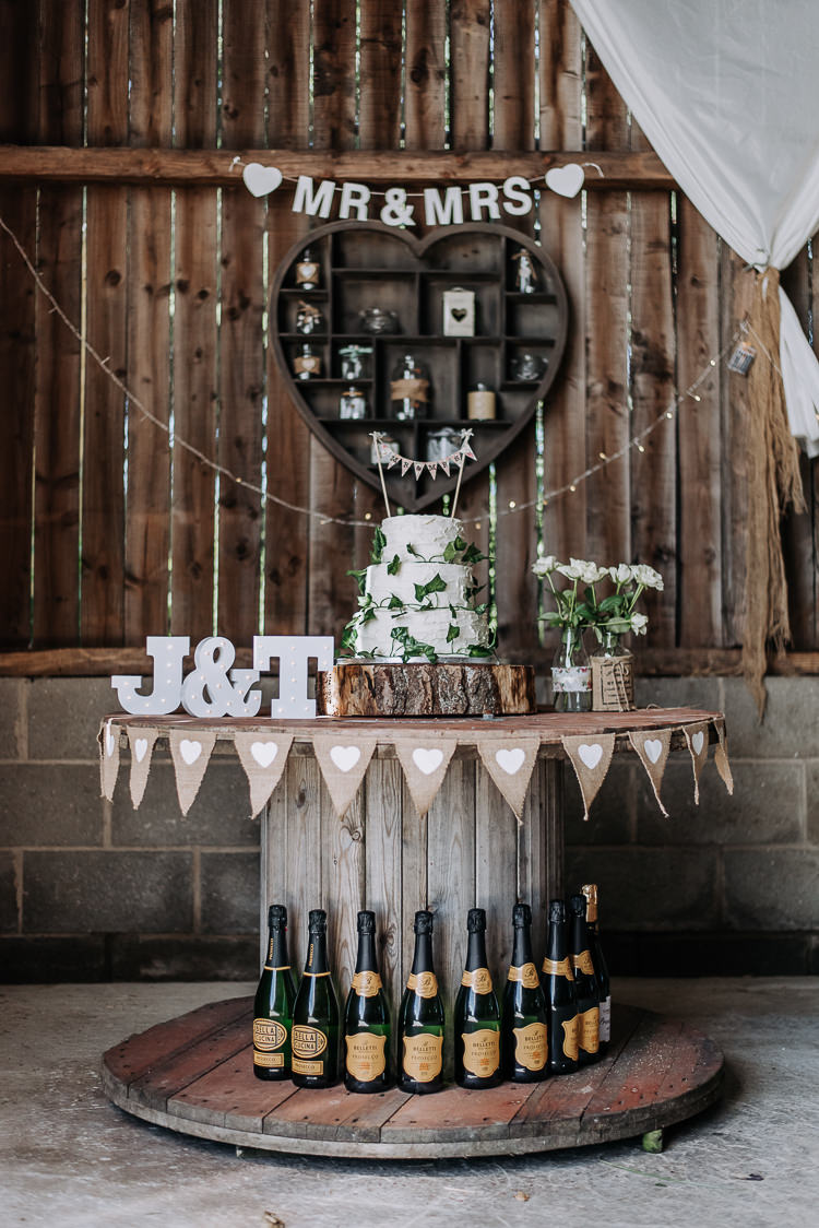 Cake Buttercream Bunting Wooden Table Bunting Hessian Burlap Rustic Farm Barn DIY Wedding http://www.kazooieloki.co.uk/