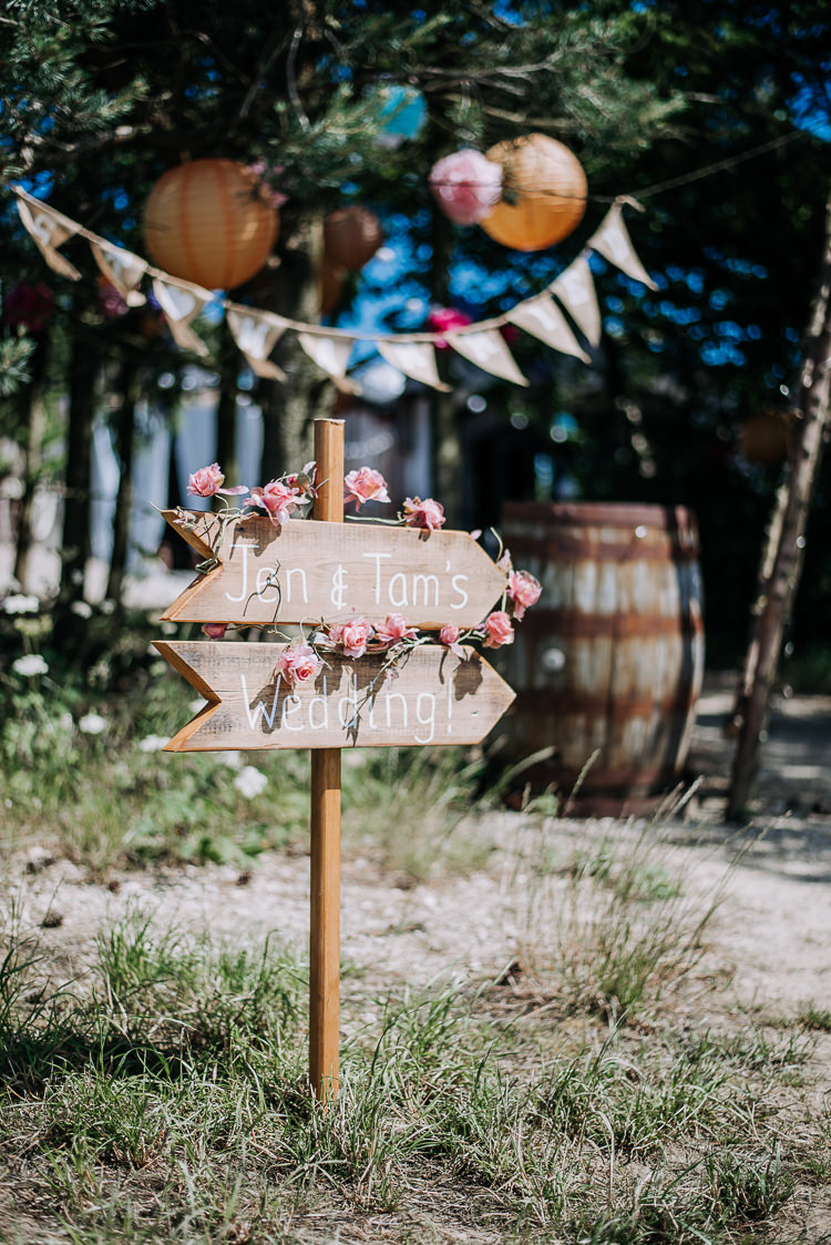 Wooden Sign Post Flowers Rustic Farm Barn DIY Wedding http://www.kazooieloki.co.uk/