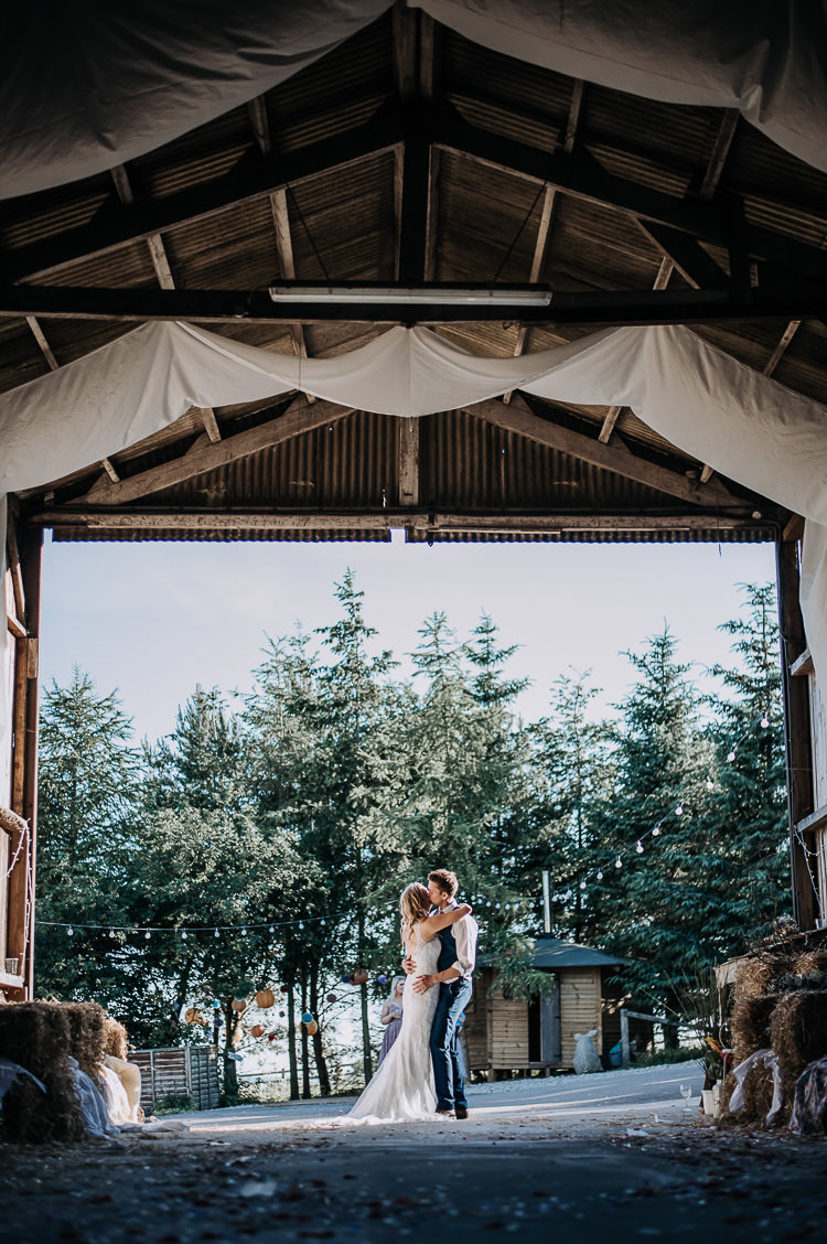 Rustic Farm Barn DIY Wedding http://www.kazooieloki.co.uk/