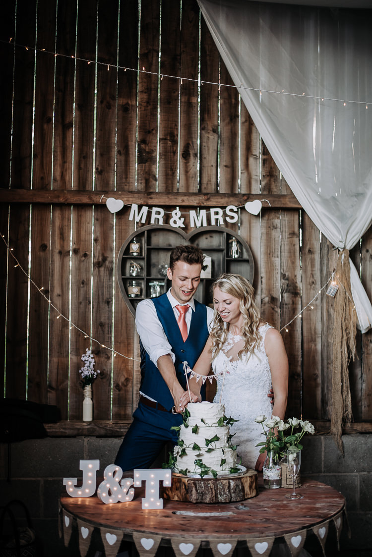 Rustic Farm Barn DIY Wedding http://www.kazooieloki.co.uk/