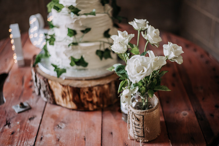 Hessian Jar Flowers Rustic Farm Barn DIY Wedding http://www.kazooieloki.co.uk/