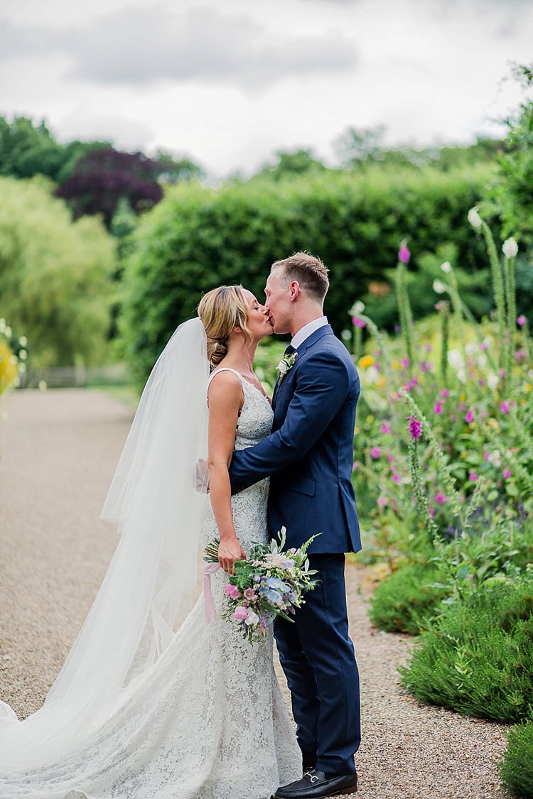Pretty Light English Country Garden Wedding http://kerriemitchell.co.uk/