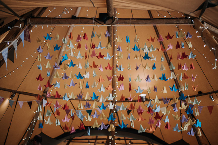 1000 Origami Paper Cranes Backdrop Top Table DIY Outdoor Tipi Vineyard Wedding http://www.kazooieloki.co.uk/
