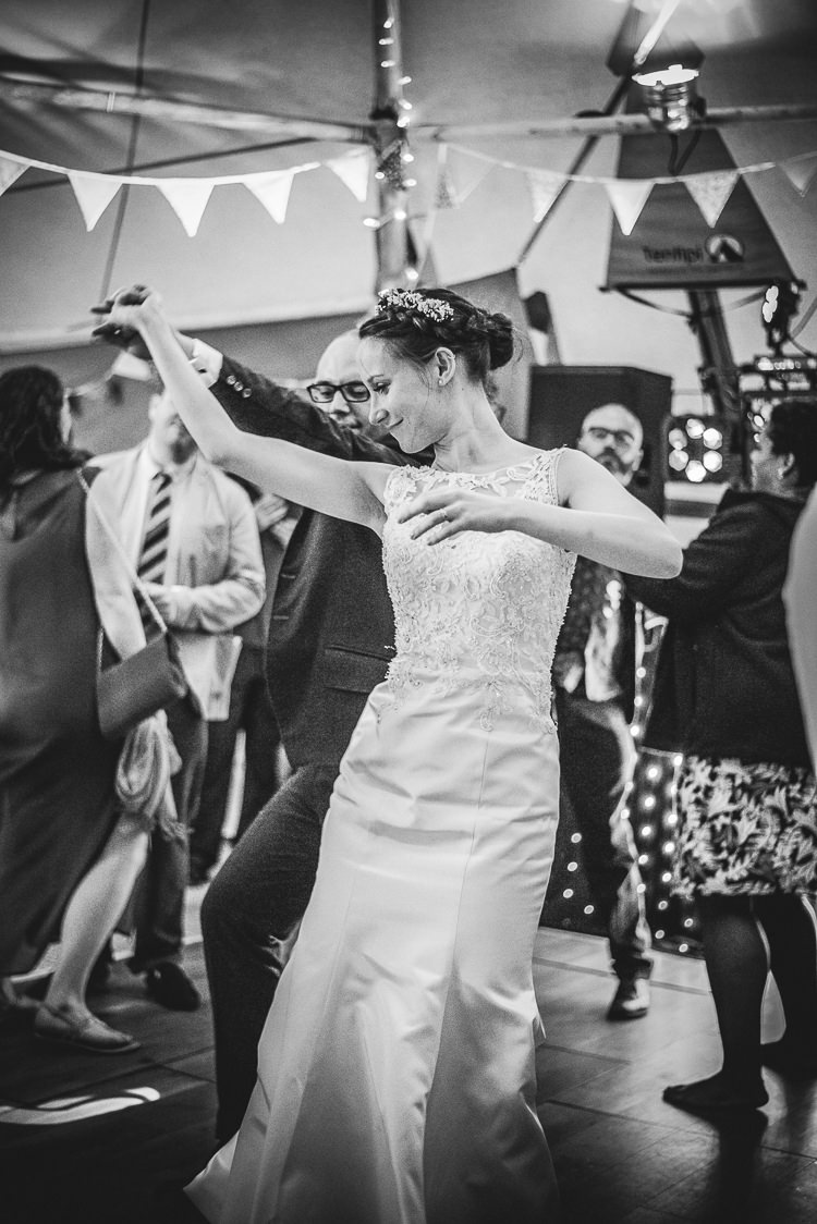 DIY Outdoor Tipi Vineyard Wedding http://www.kazooieloki.co.uk/