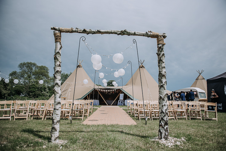 Arch Branch Tree Lanterns Fairy Lights Ceremony Backdrop DIY Outdoor Tipi Vineyard Wedding http://www.kazooieloki.co.uk/