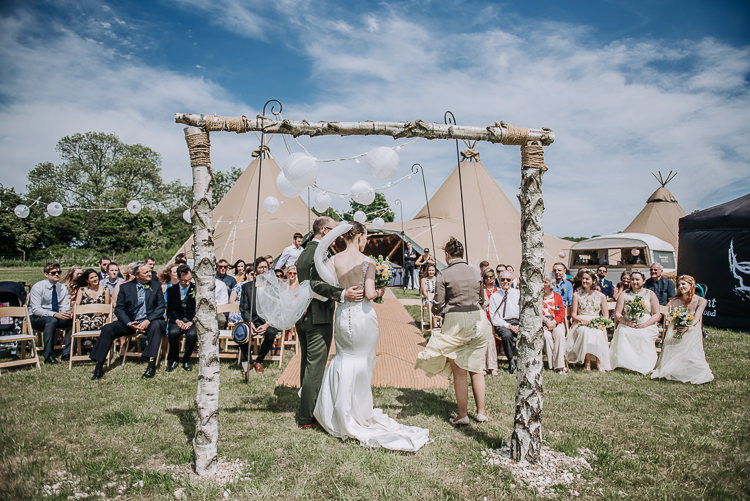 DIY Outdoor Tipi Vineyard Wedding http://www.kazooieloki.co.uk/