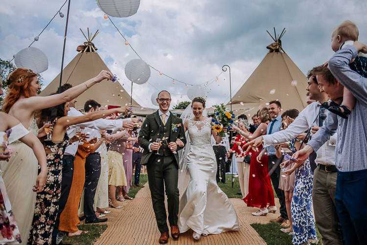 Confetti Throw Bride Groom DIY Outdoor Tipi Vineyard Wedding http://www.kazooieloki.co.uk/