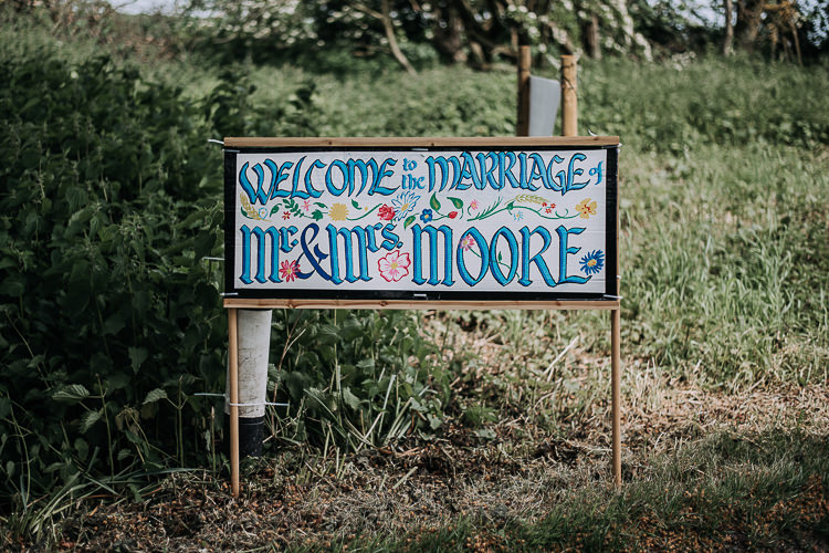 Painted Welcome Sign DIY Outdoor Tipi Vineyard Wedding http://www.kazooieloki.co.uk/