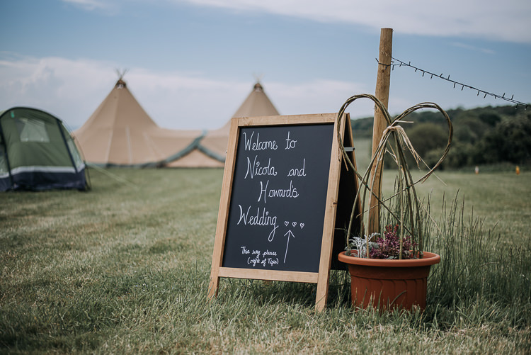 Black Chalk Board Welcome Sign DIY Outdoor Tipi Vineyard Wedding http://www.kazooieloki.co.uk/