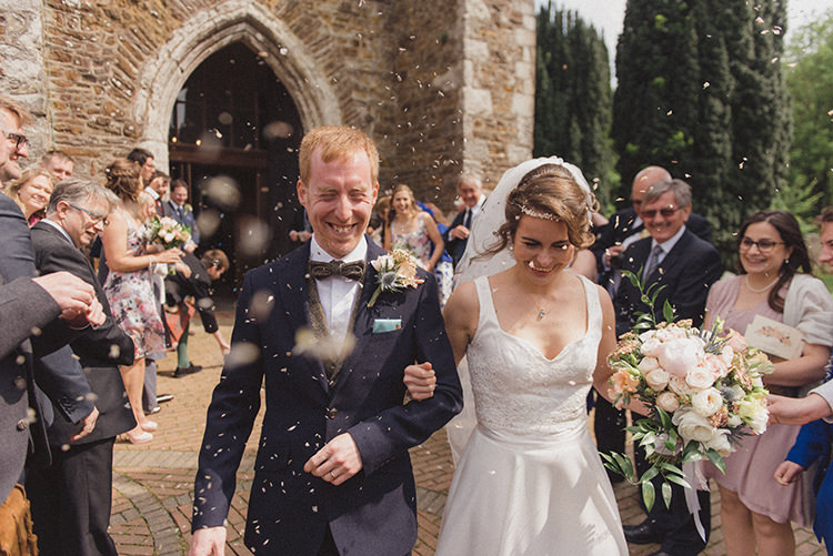 Confetti Throw Relaxed Home Made Love Barn Wedding http://www.rebeccadouglas.co.uk/