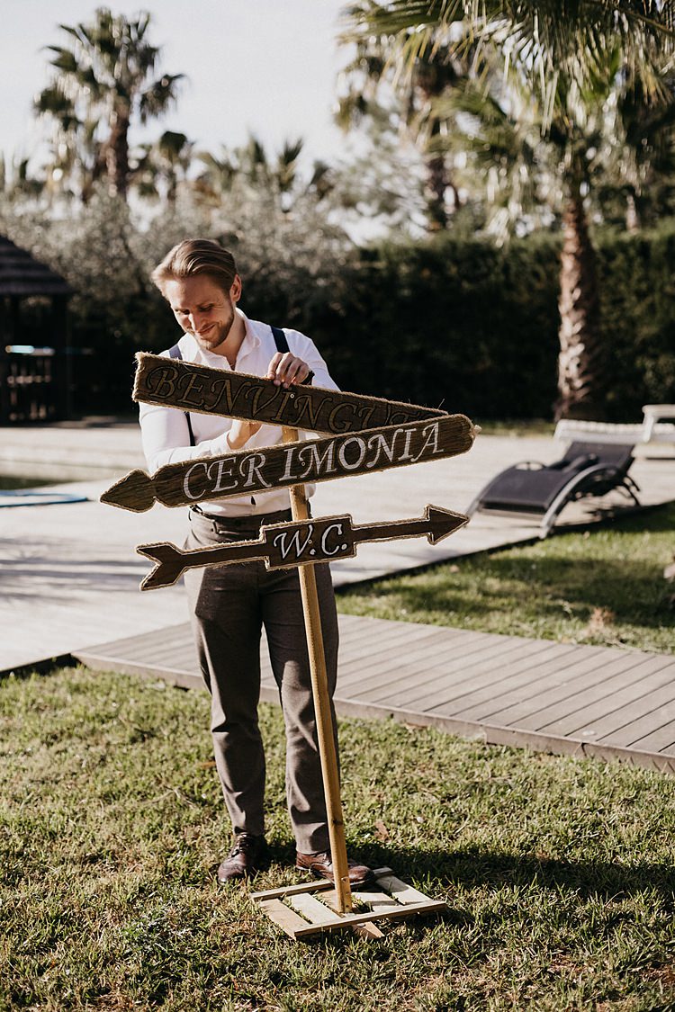 Signage Ceremony Whimsical Greenery Wedding Ideas Sea http://eglejo.lt/