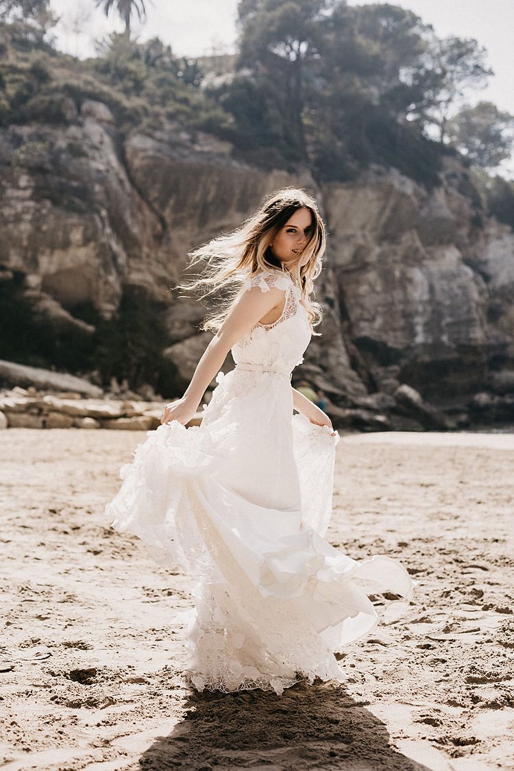 Bride Beach Whimsical Greenery Wedding Ideas Sea http://eglejo.lt/