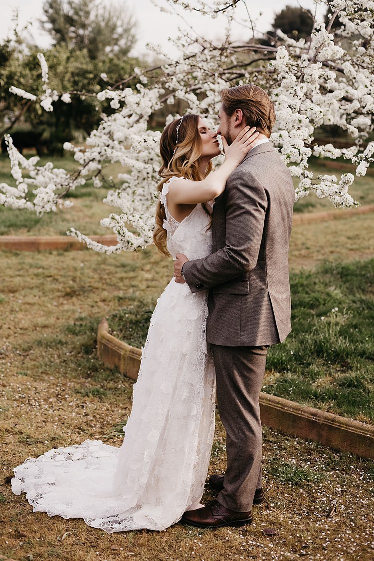 Bride Groom Kiss Blossom Whimsical Greenery Wedding Ideas Sea http://eglejo.lt/