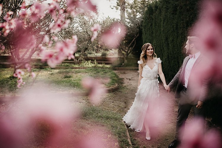Bride Groom Blossom Whimsical Greenery Wedding Ideas Sea http://eglejo.lt/