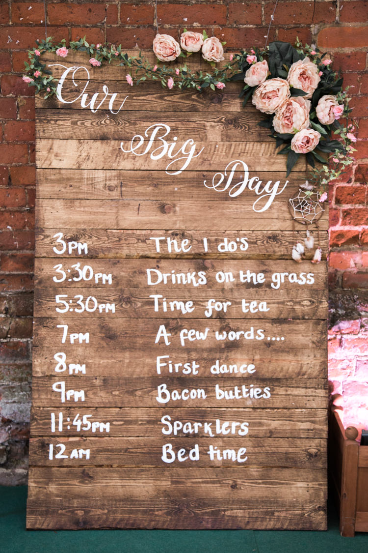 Wooden Pallet Sign Order Day Flowers Beautifully Authentic Rustic Country House Wedding https://www.nikkismoments.com/