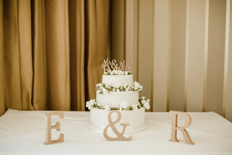 Iced Cake Simple Flowers Nostalgic Playful Greenery Floral Garden Wedding http://jesspetrie.com/ 
