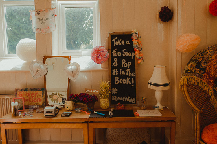 Photo Guest Book Polaroid Eclectic Kitsch Retro Fete Wedding http://www.belleartphotography.com/