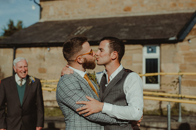 Eclectic Kitsch Retro Fete Wedding http://www.belleartphotography.com/