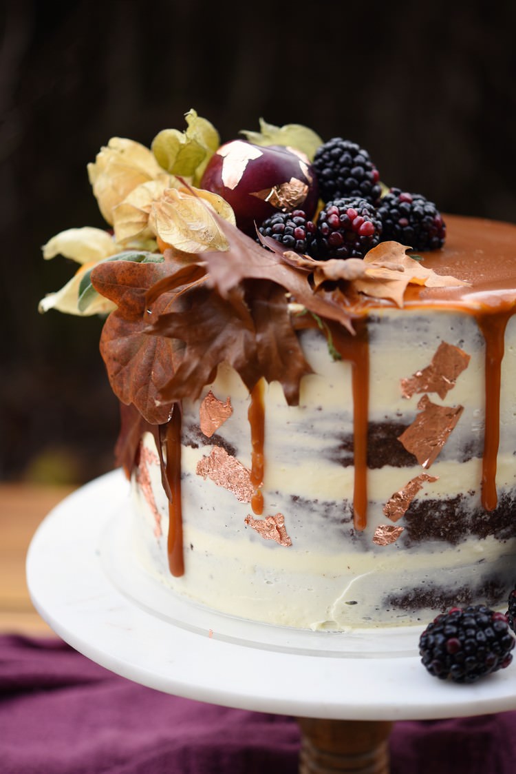 Autumn Inspiration Buttercream Drip Cake Berries Turning Leaves http://www.evatarnok.com/