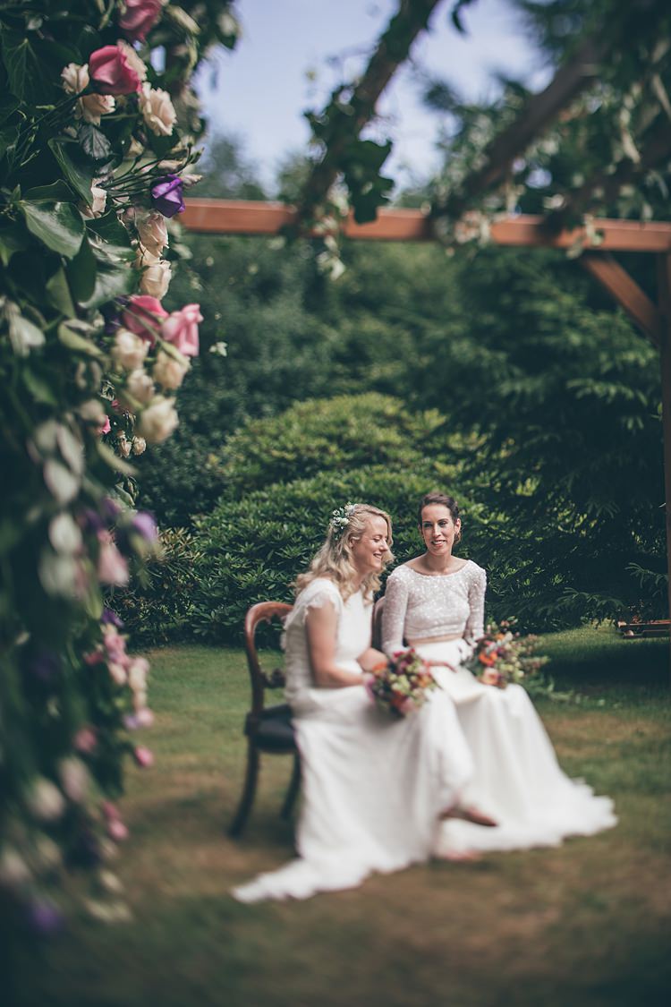 Beautiful Floral Bohemian Garden Wedding http://rachellambertphotography.co.uk/