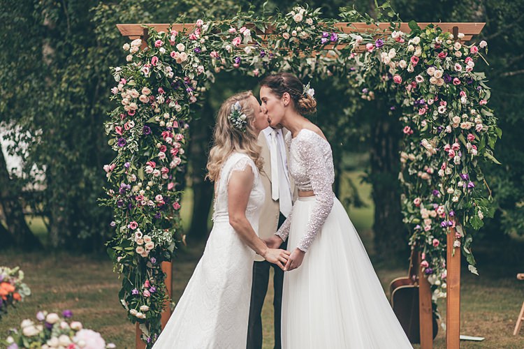 Beautiful Floral Bohemian Garden Wedding http://rachellambertphotography.co.uk/