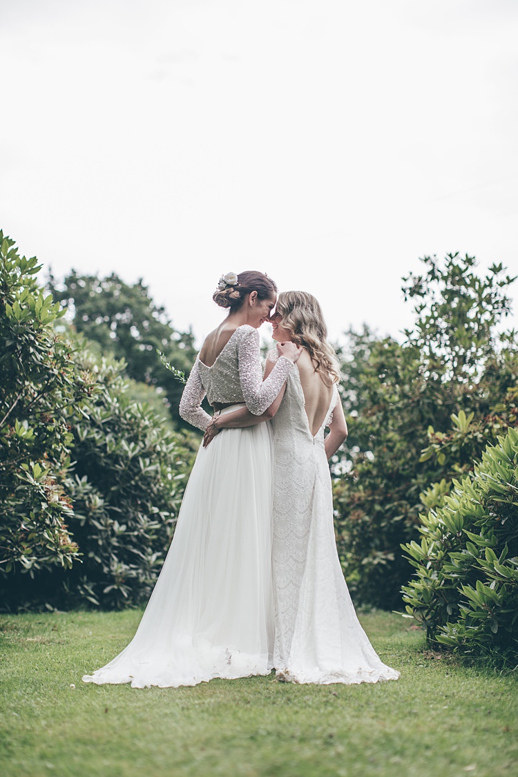 Beautiful Floral Bohemian Garden Wedding http://rachellambertphotography.co.uk/