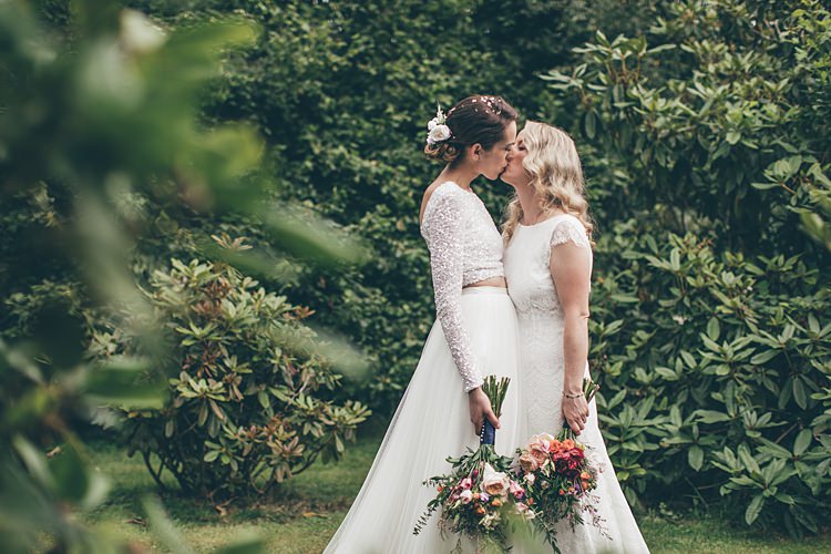 Beautiful Floral Bohemian Garden Wedding http://rachellambertphotography.co.uk/
