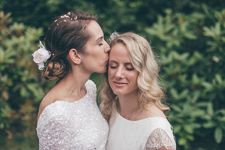 Beautiful Floral Bohemian Garden Wedding http://rachellambertphotography.co.uk/