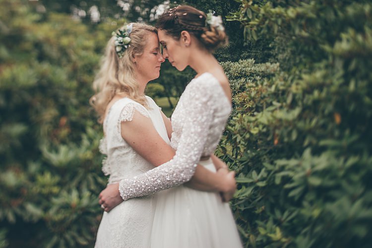 Beautiful Floral Bohemian Garden Wedding http://rachellambertphotography.co.uk/