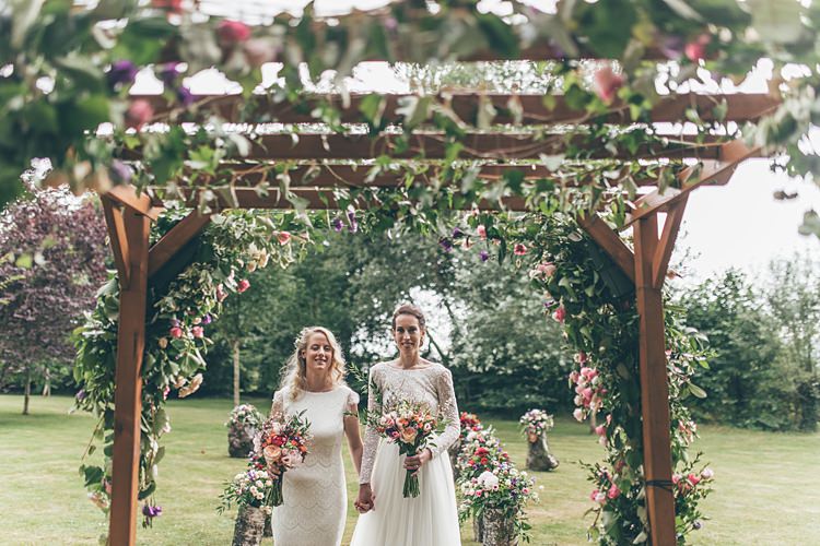 Beautiful Floral Bohemian Garden Wedding http://rachellambertphotography.co.uk/