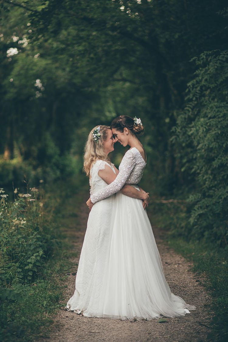 Beautiful Floral Bohemian Garden Wedding http://rachellambertphotography.co.uk/