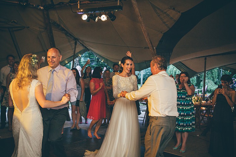Beautiful Floral Bohemian Garden Wedding http://rachellambertphotography.co.uk/