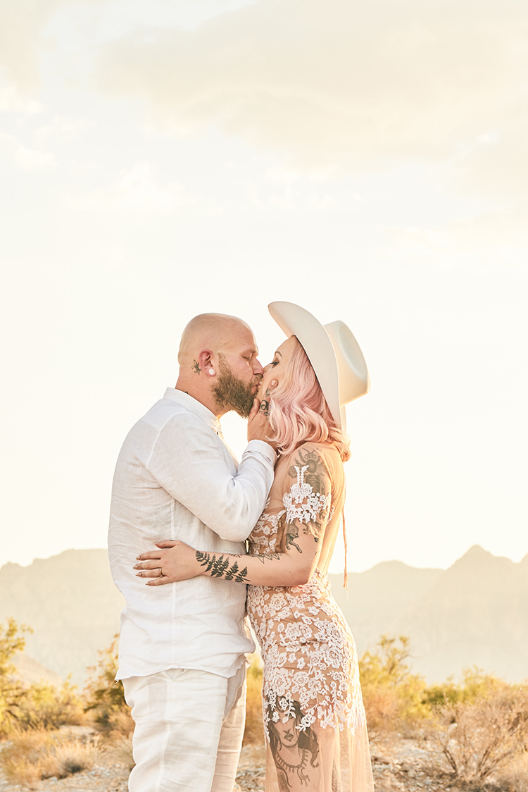 Kiss Desert Groom Cowboy Hat White Bride Pink Hair Blush Gown Lace Sheer Tattoos Hip Elvis Las Vegas Destination Wedding http://www.roseimages.co.uk/