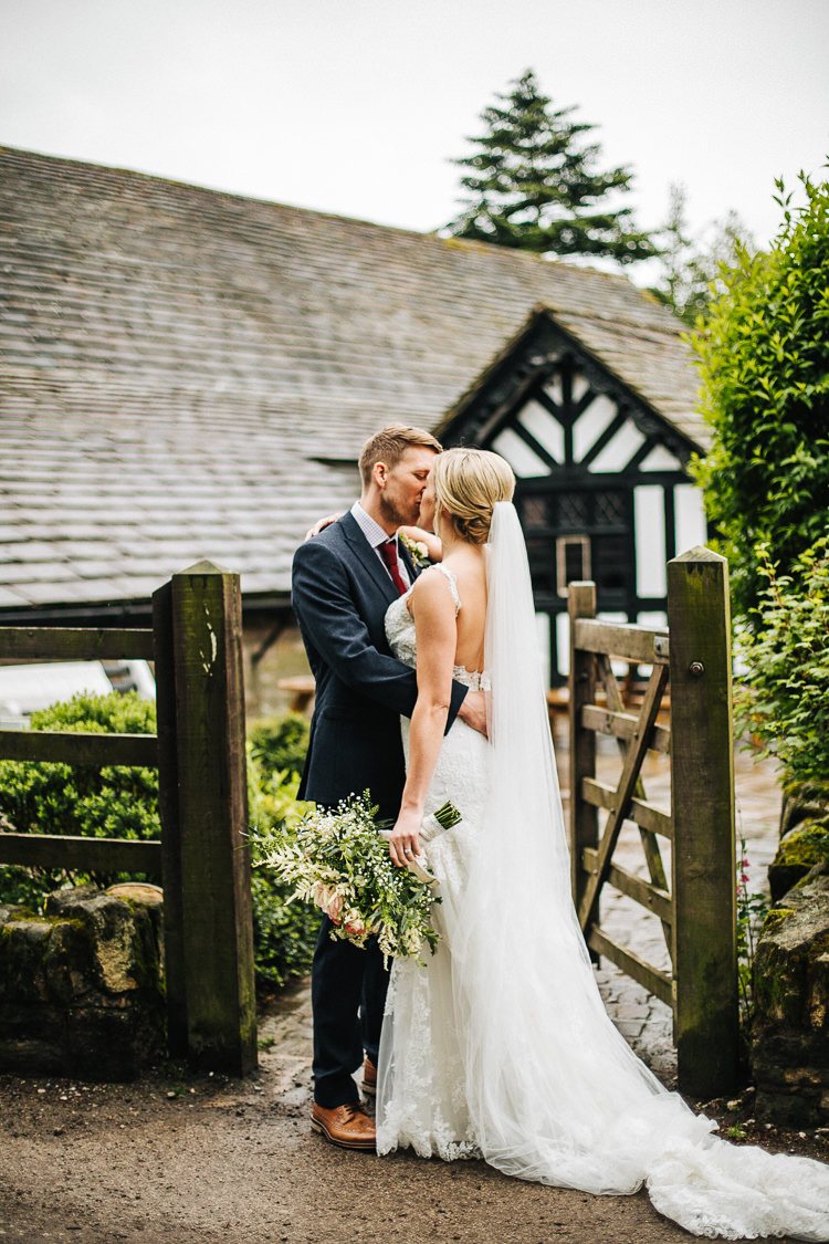 Exquisite Relaxed Rustic Barn Wedding http://www.emiliemay.com/