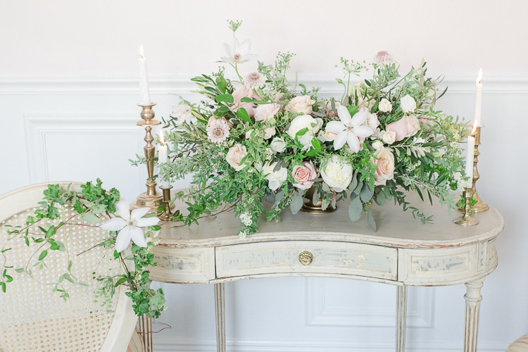 Flowers Greenery Foliage Pink Blush Arrangement Light Soft Romantic Wedding Ideas http://www.vanessavelez.photo/