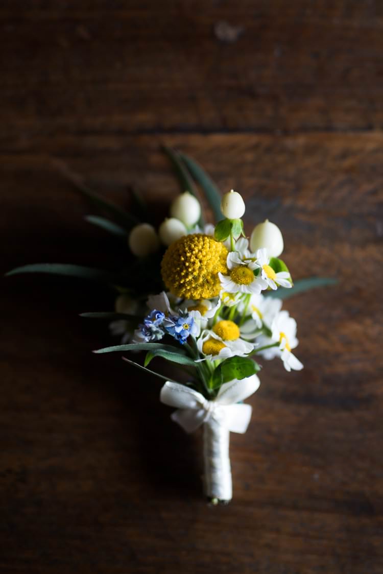 Buttonhole Daisies Yellow Navy Outdoor Tuscany Wedding http://www.natalymontanari.com/