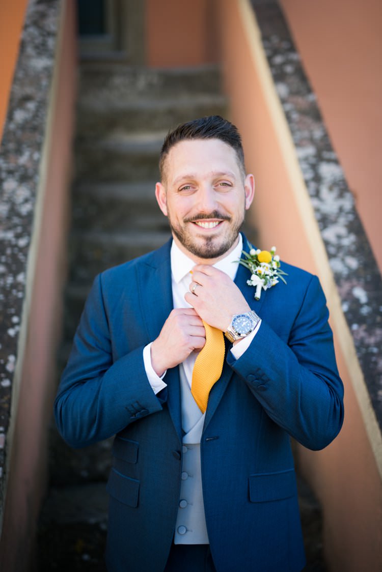 Groom Buttonhole Daisies Yellow Navy Outdoor Tuscany Wedding http://www.natalymontanari.com/