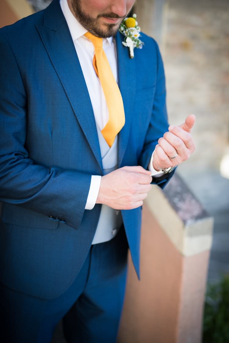 Groom Buttonhole Daisies Yellow Navy Outdoor Tuscany Wedding http://www.natalymontanari.com/