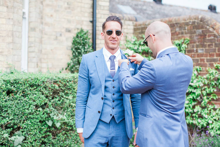 Fresh Modern Countryside Outdoor Wedding https://www.nikkismoments.com/