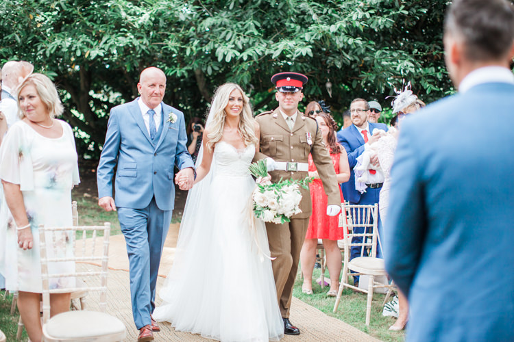 Fresh Modern Countryside Outdoor Wedding https://www.nikkismoments.com/