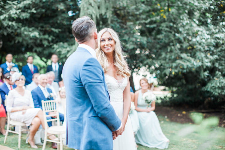 Fresh Modern Countryside Outdoor Wedding https://www.nikkismoments.com/