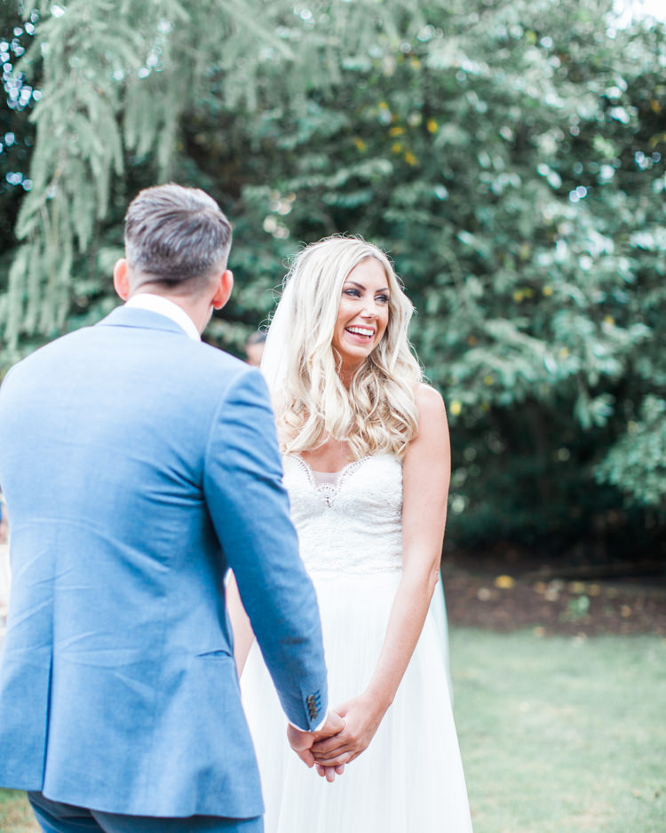 Fresh Modern Countryside Outdoor Wedding https://www.nikkismoments.com/