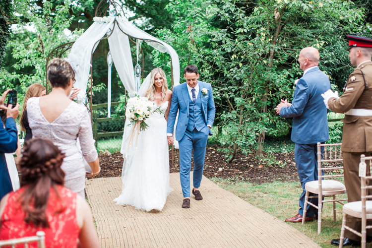 Fresh Modern Countryside Outdoor Wedding https://www.nikkismoments.com/