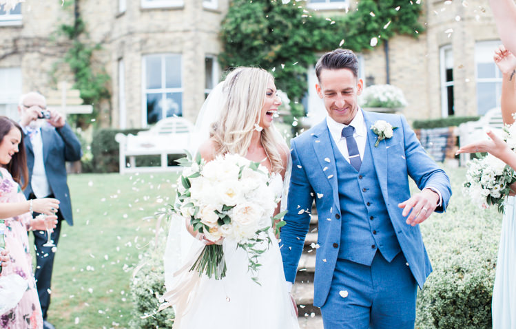 Confetti Throw Fresh Modern Countryside Outdoor Wedding https://www.nikkismoments.com/