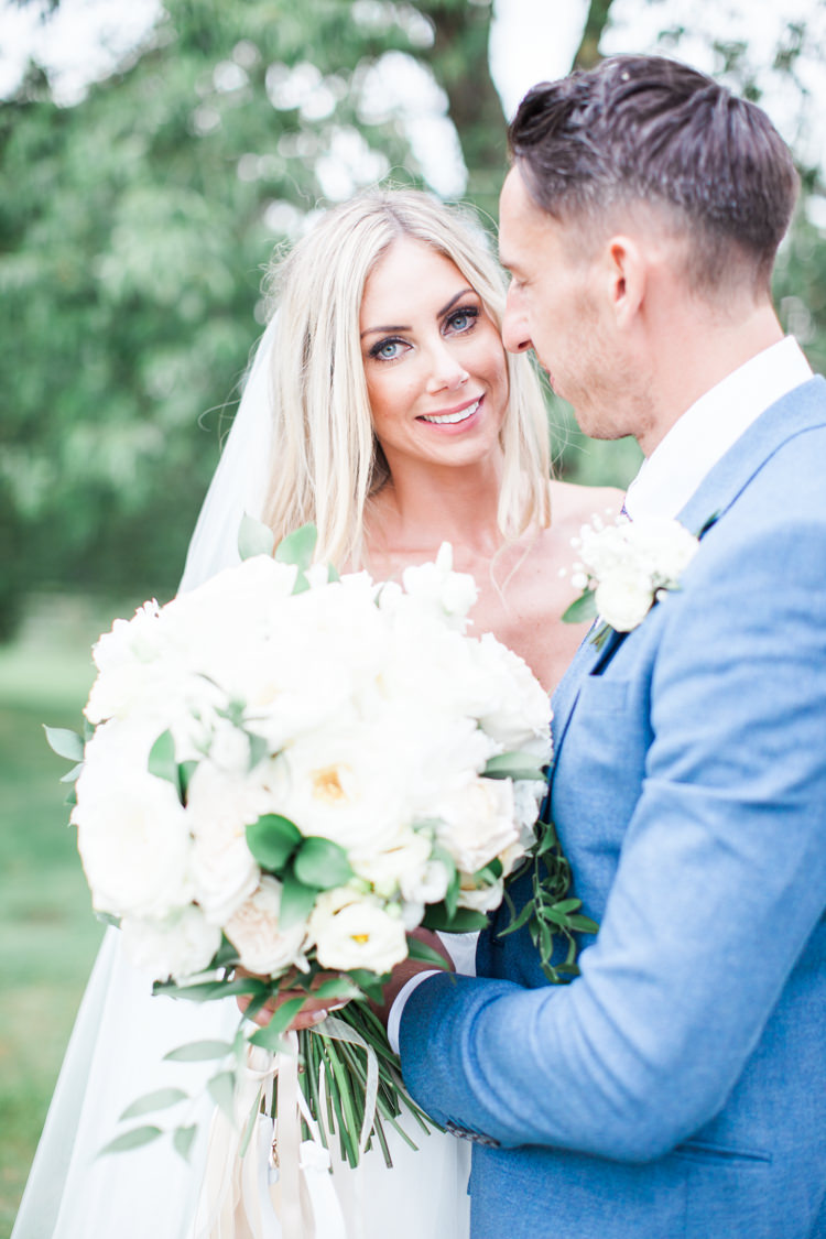 Fresh Modern Countryside Outdoor Wedding https://www.nikkismoments.com/