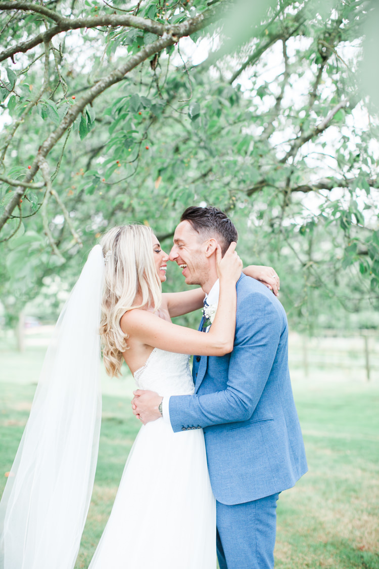 Fresh Modern Countryside Outdoor Wedding https://www.nikkismoments.com/