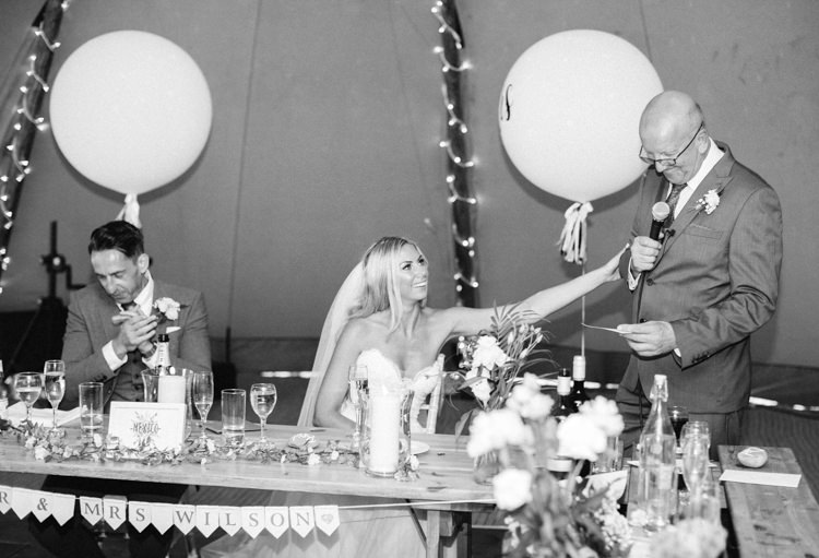 Fresh Modern Countryside Outdoor Wedding https://www.nikkismoments.com/