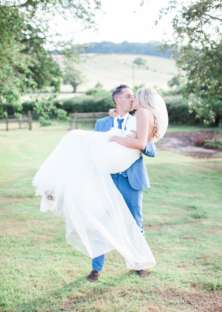 Fresh Modern Countryside Outdoor Wedding https://www.nikkismoments.com/