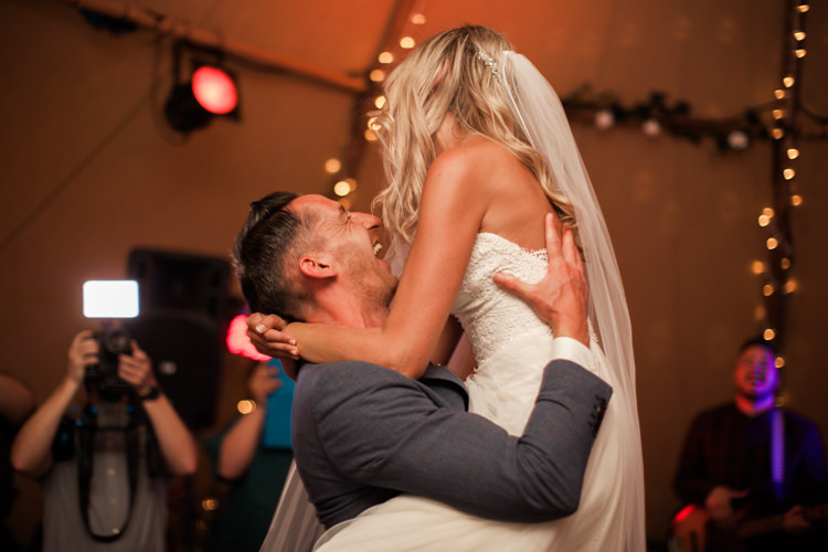 Fresh Modern Countryside Outdoor Wedding https://www.nikkismoments.com/