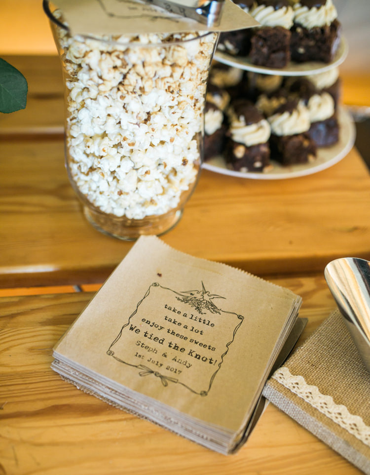 Popcorn Table Fresh Modern Countryside Outdoor Wedding https://www.nikkismoments.com/